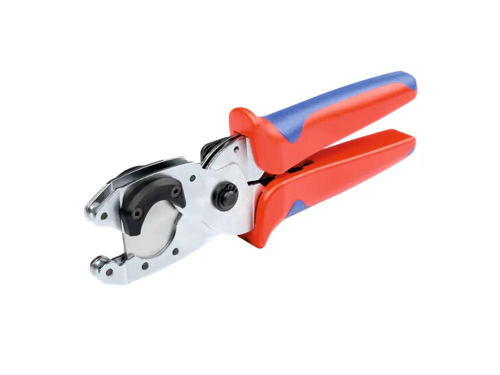 TECE-Rohrschneider mit rot-blauen Griffen, metallischer Schneidefläche, geeignet für präzises Schneiden von Rohren in einem Werkstattumfeld.